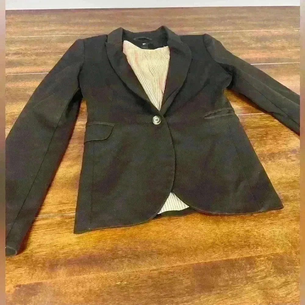 H&M women’s Blazer size 2. Great used condition! Black